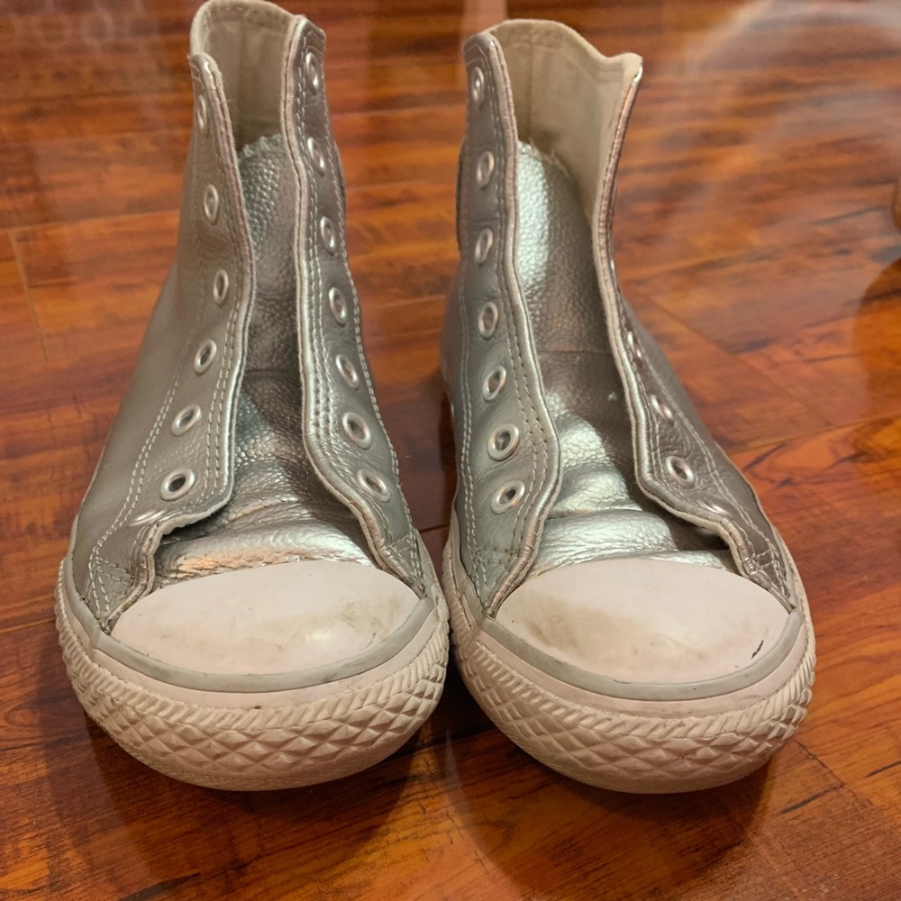 Metallic silver converse🌻